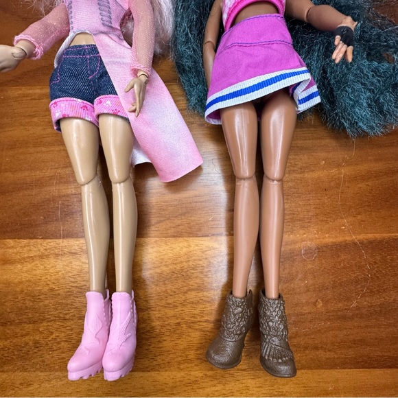 Set of 2 Disney Decedents Dolls Uma and Audrey - Picture 4 of 6